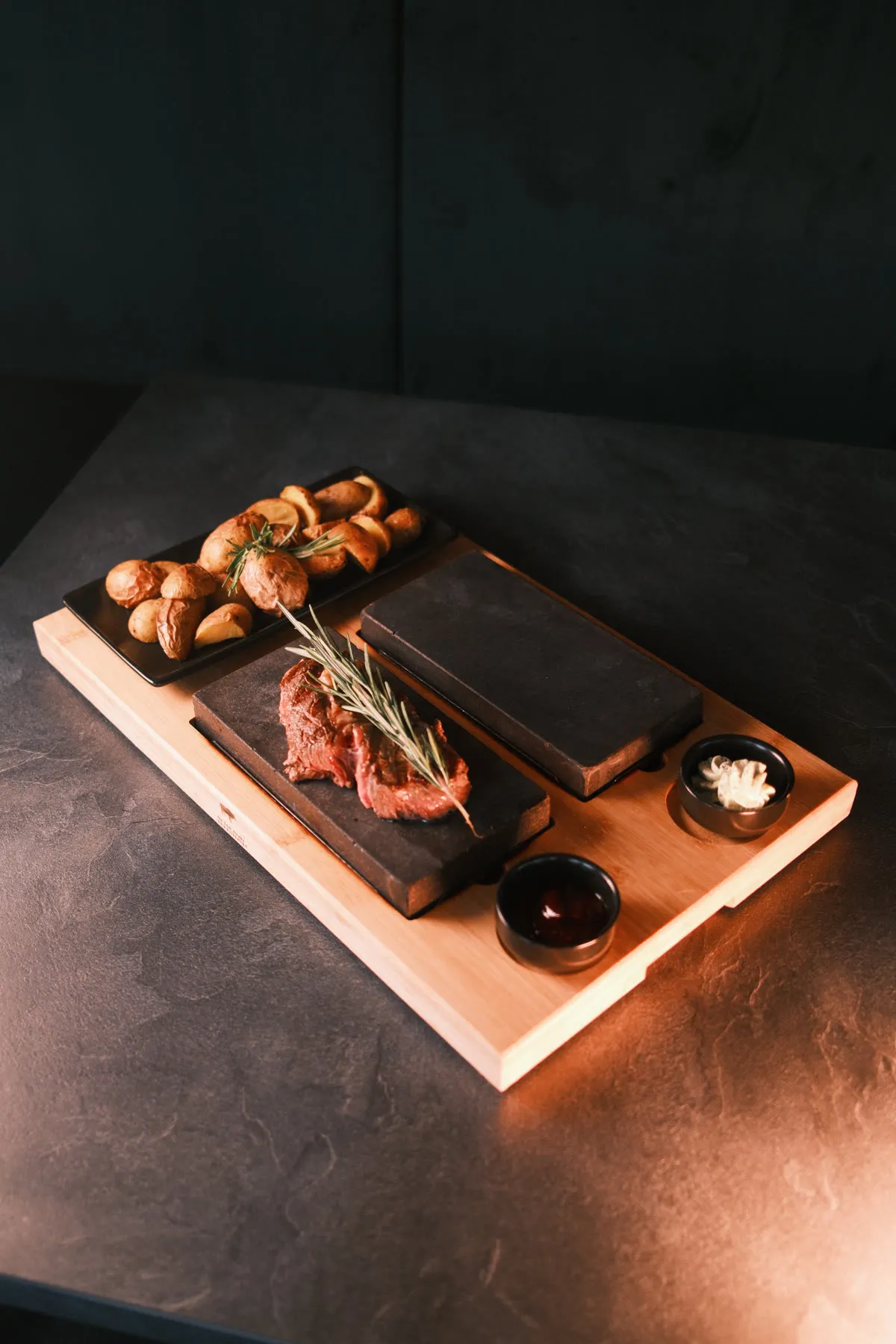 Angerichtetes Steak mit Beilagen im Steakhouse Alex