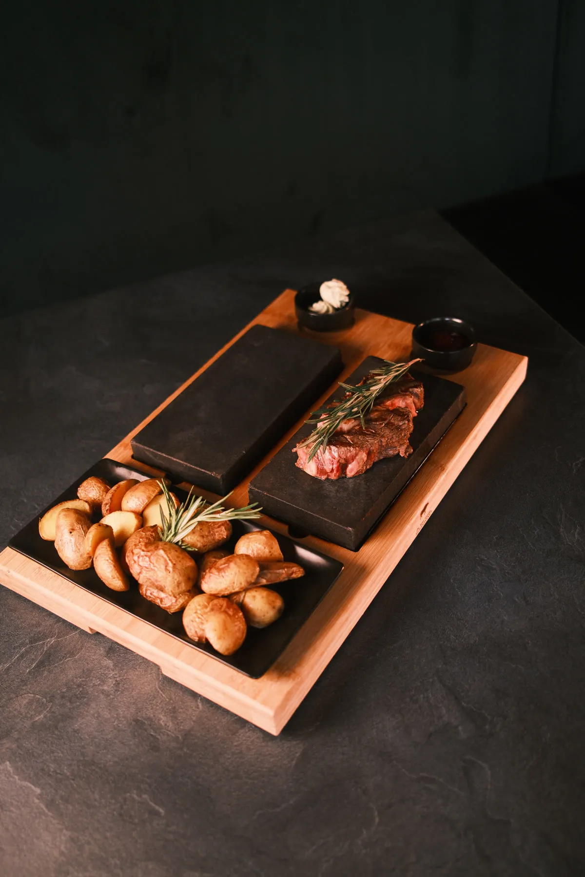 Steak auf dem heißen Lavastein, am Tisch selbst gegrillt